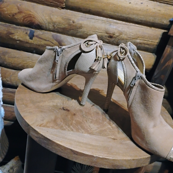 Michael Kors Light Beige Heels with  Open-Toe Design - Picture 7 of 9